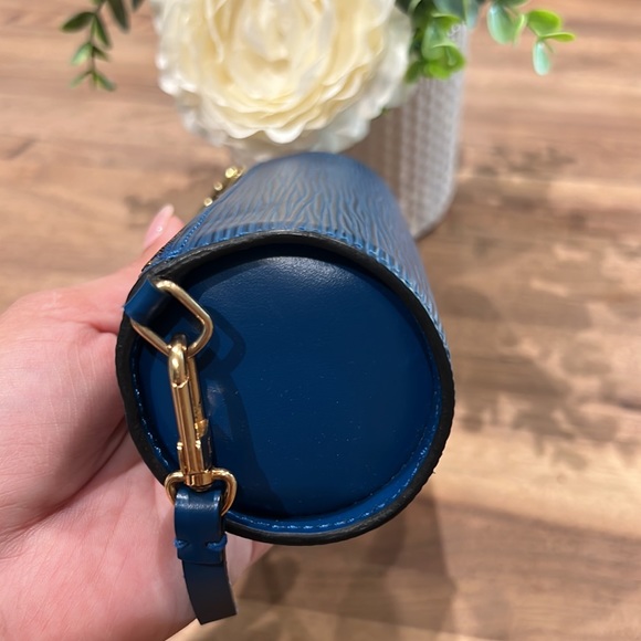 Louis Vuitton Blue Epi Leather Mini Soufflot Papillon Wristlet - Picture 4 of 17